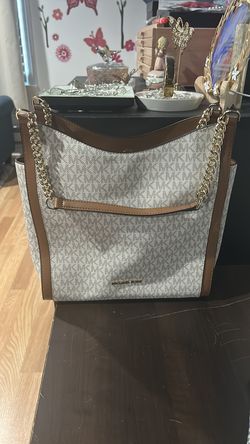 Michael Kors logo shoulder bag