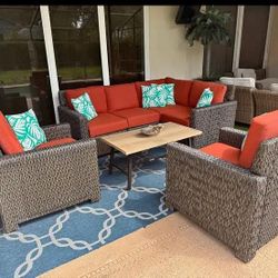 Laguna Point 4-Piece Wicker Outdoor

Sectional Set in good shape