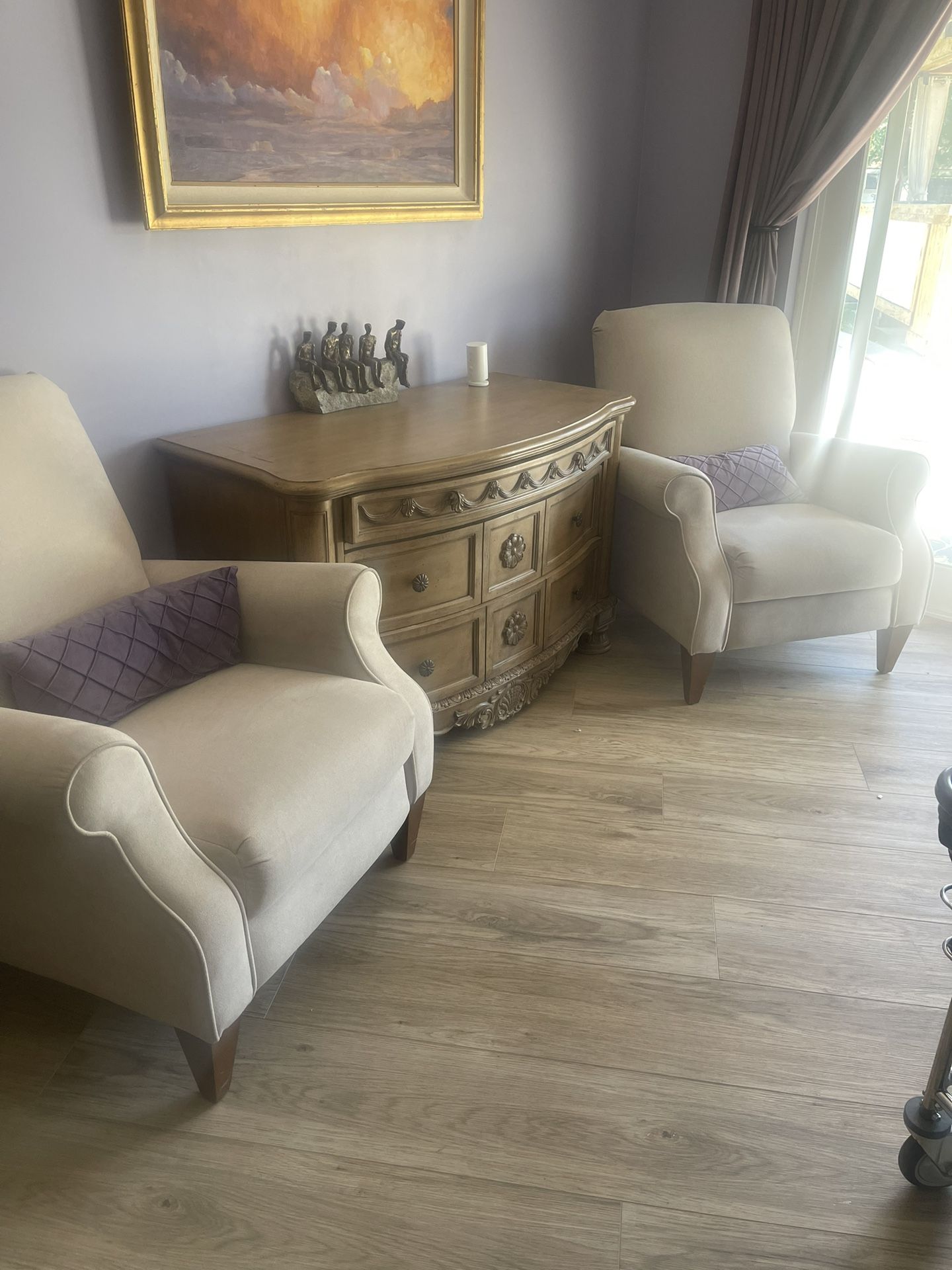 2 Matching recliners