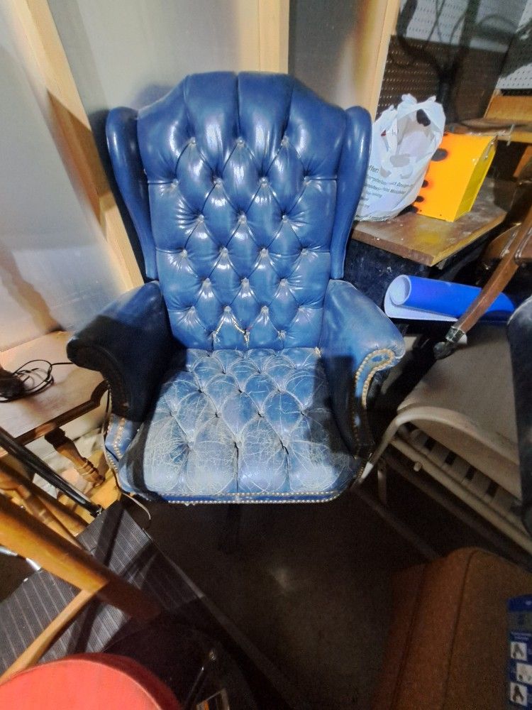 VINTAGE BLUE CHAIR