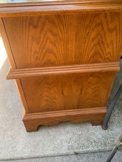 Pair of vintage oak nightstands by Stanley   In excellent condition