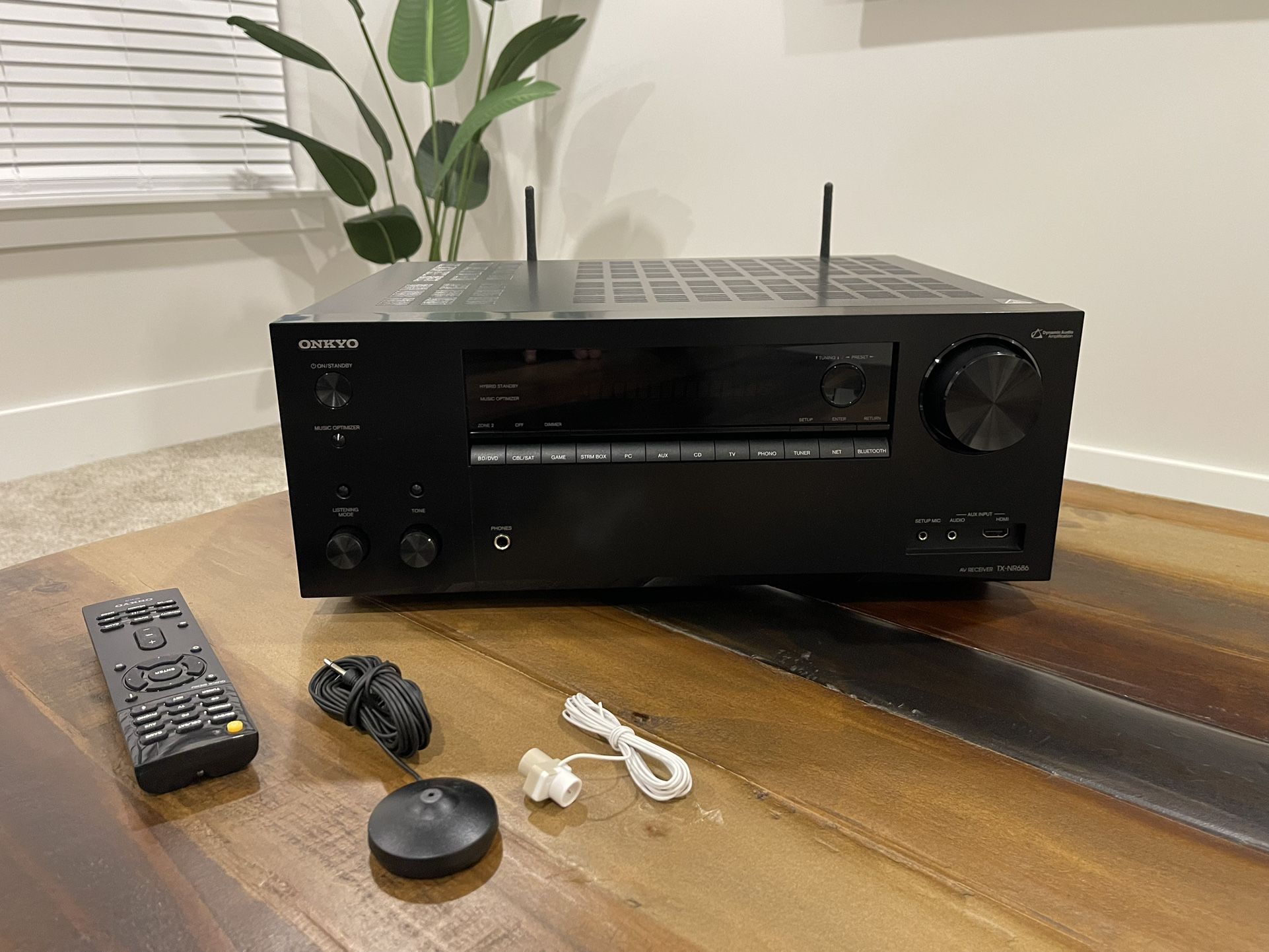 /// ONKYO 7.2 CHANNEL NETWORK A/V RECEIVER ///