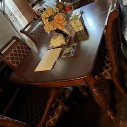 Beautiful Dining Table (Seats 6) PICK UP ONLY.