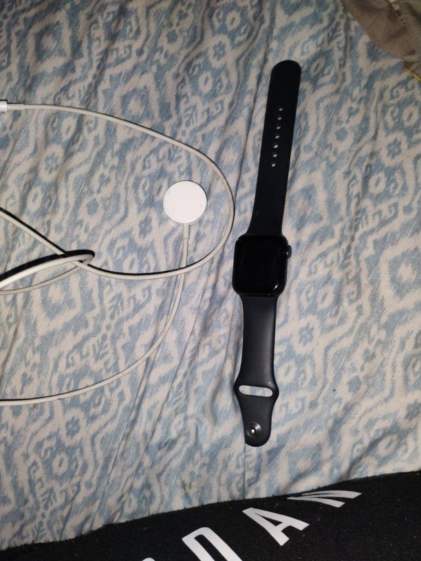 Apple Watch SE With Charger