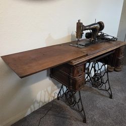 Vintage Singer Sewing Machine with Original Wooden Table & Cast Iron Base – Antique