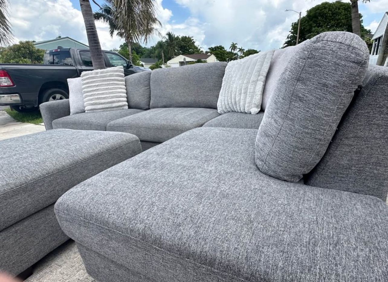 Grey Sectional w Ottoman Delivery Included 🛻