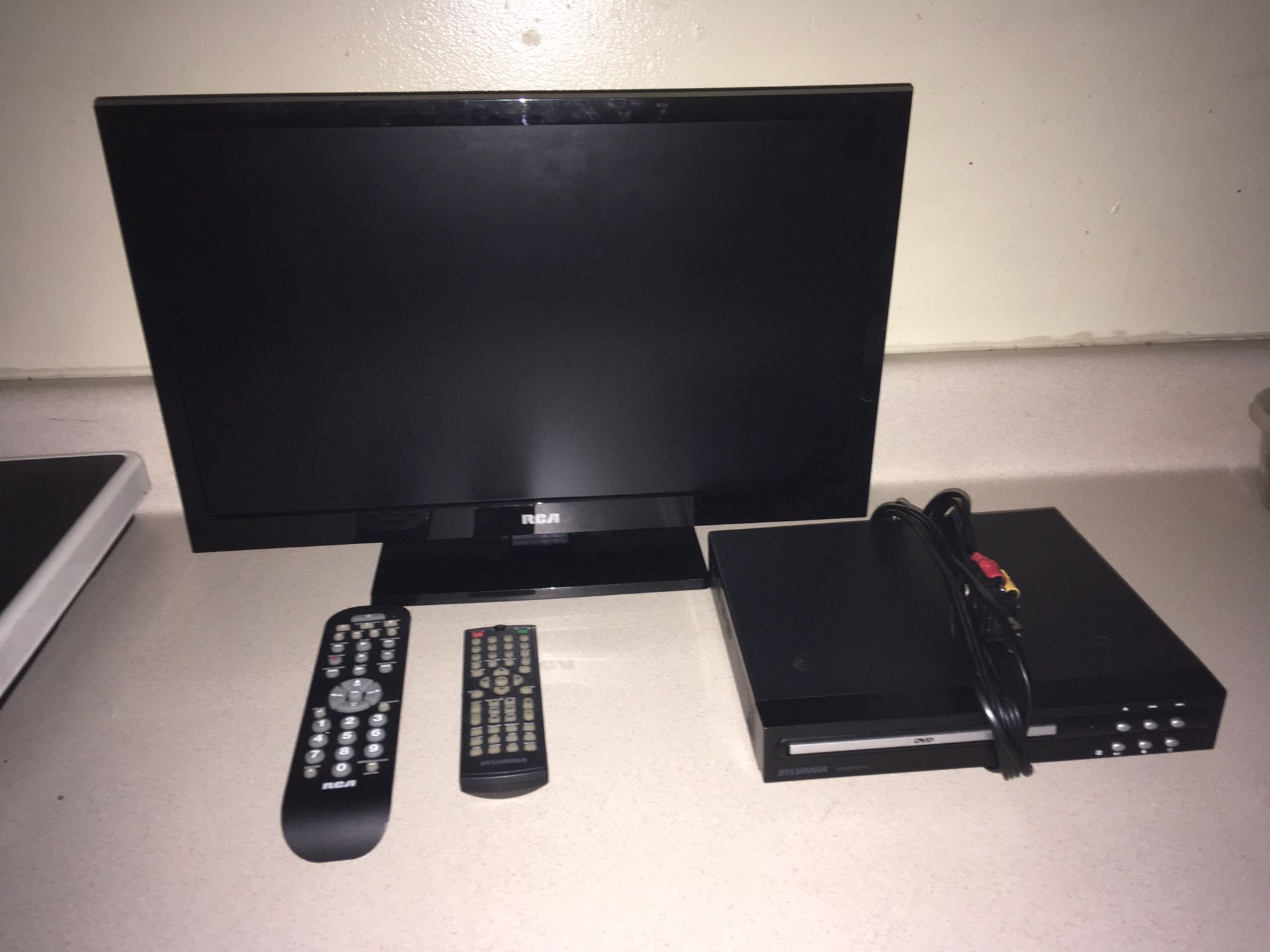 Flatscreen 19” TV & DVD Player