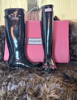 New in the box women’s size 8, Hunter original tall gloss boot