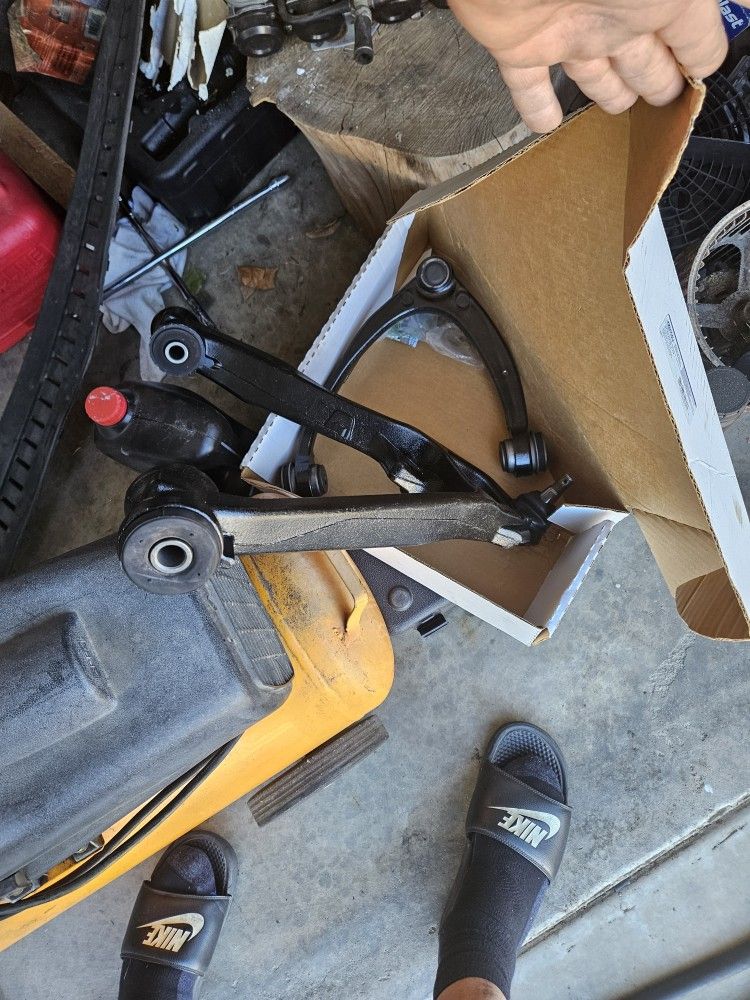 Lower And Upper Control Arm 2008 Chevrolet Avalanche