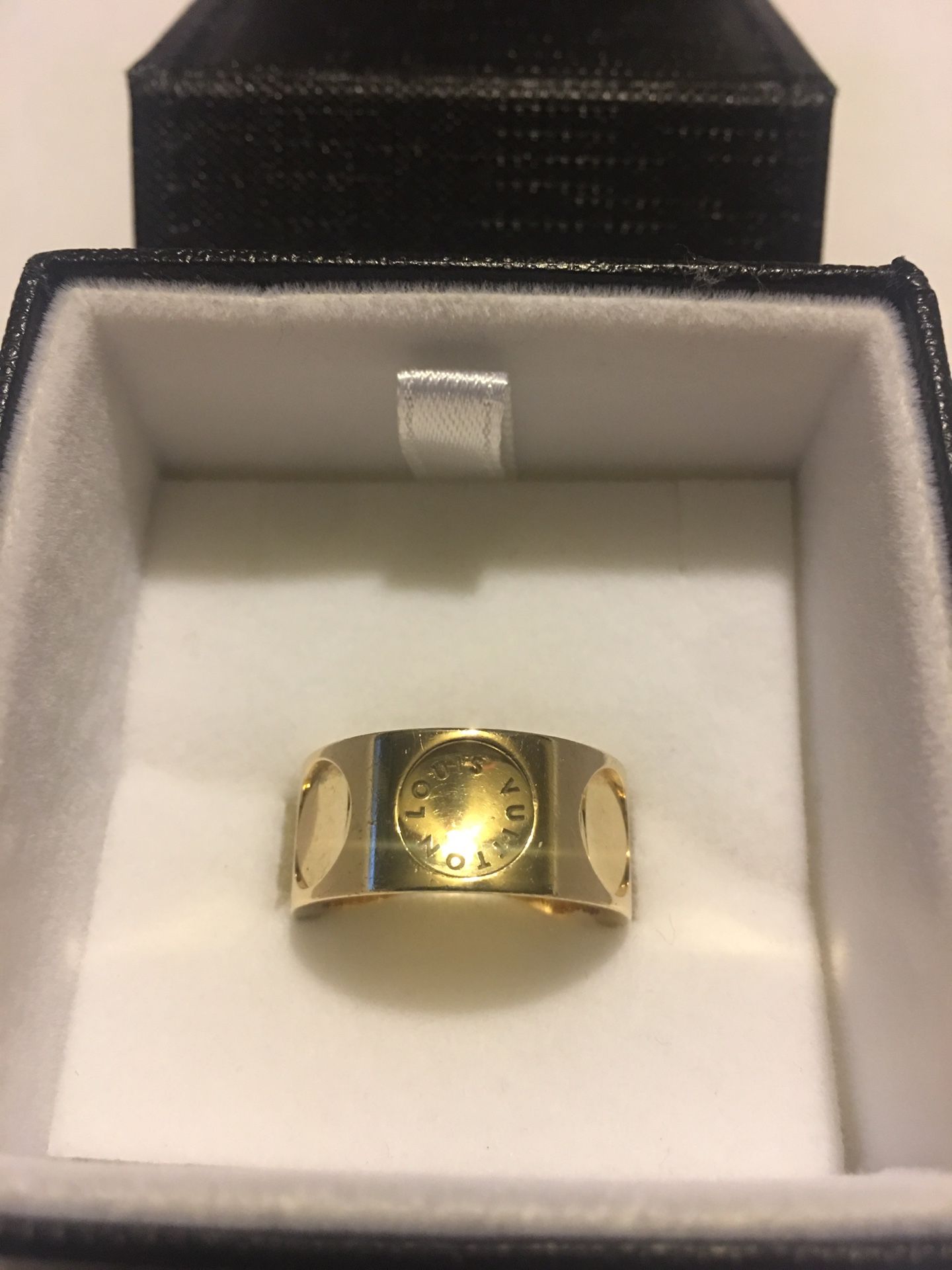 Louis Vuitton Men’s / Women’s 18K Gold ring Band