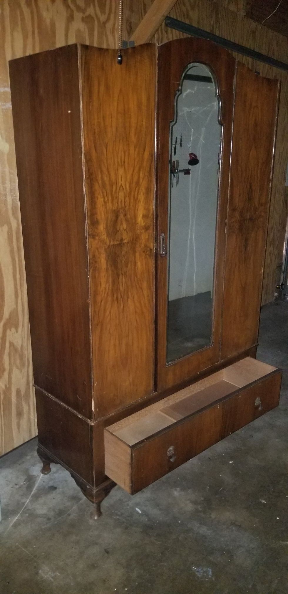 Armoire antique. Armario antiguo.