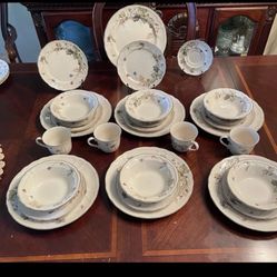 Epoch Noritake “Summer Hill”  Dinnerware 29 Pieces. 