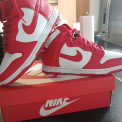 Nike Dunk High Top  Championship Red