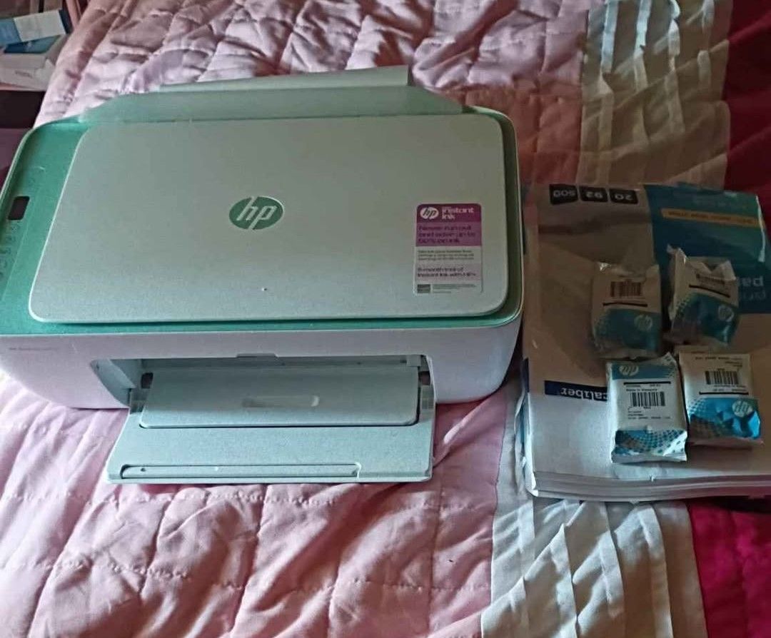 HP printer Plus Paper Plus Ink In The Printer PLUS extra Cartridges!!! 