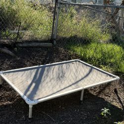 Elevated dog bed