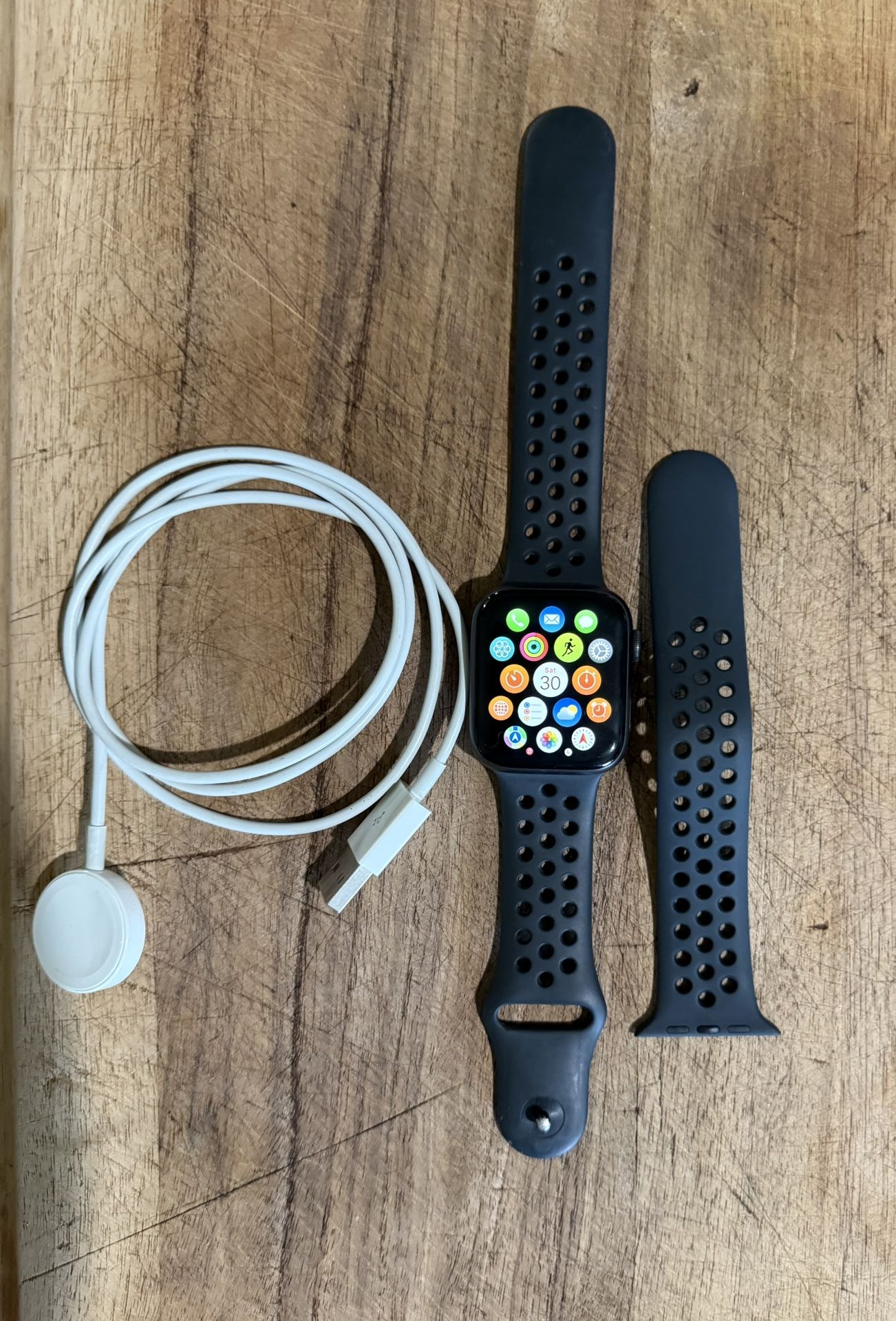Apple Watch Series 5 Nike 44mm – GPS + Extra Band + Charger 