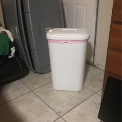 White TRASH Can W Covers 