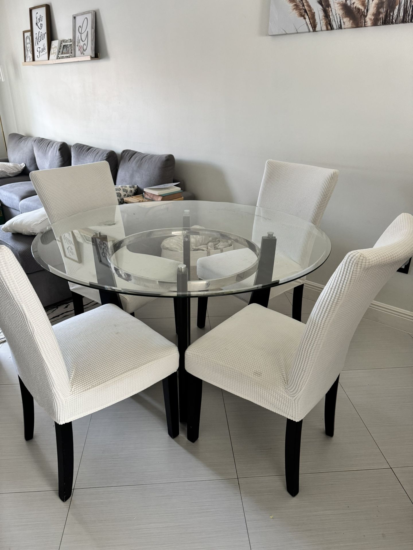 Dining round table
