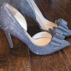 Betsey Johnson Metallic Bow Detail Pumps. Size 9