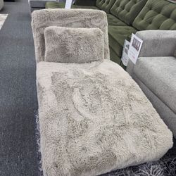 Plush Faux Fur Chaise Lounge with Pillow 🚚WE DELIVER🚚