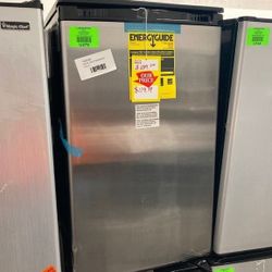 Magic Chef Mini Fridge HMAR440ST  TV Q