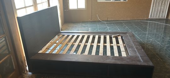 Queen /full size bed