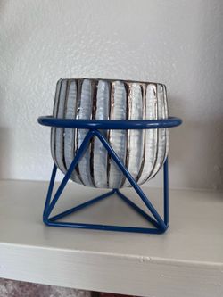Geometric floating plant stand with pot