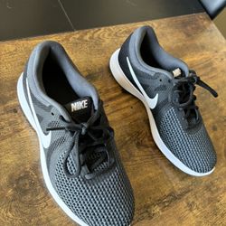 Nike Women's Revolution 4 *Gently Used*