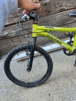 This Raleigh Rowdy 20-inch kids' bike features a neon green frame and a 6-speed drivetrain