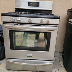 Gas Frigidaire Gallery Stove and oven