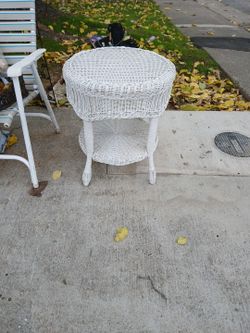 Vintage White Wicker Round Accent Table With Shelf