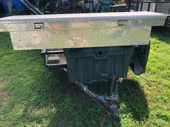Aluminum truck bed toolbox