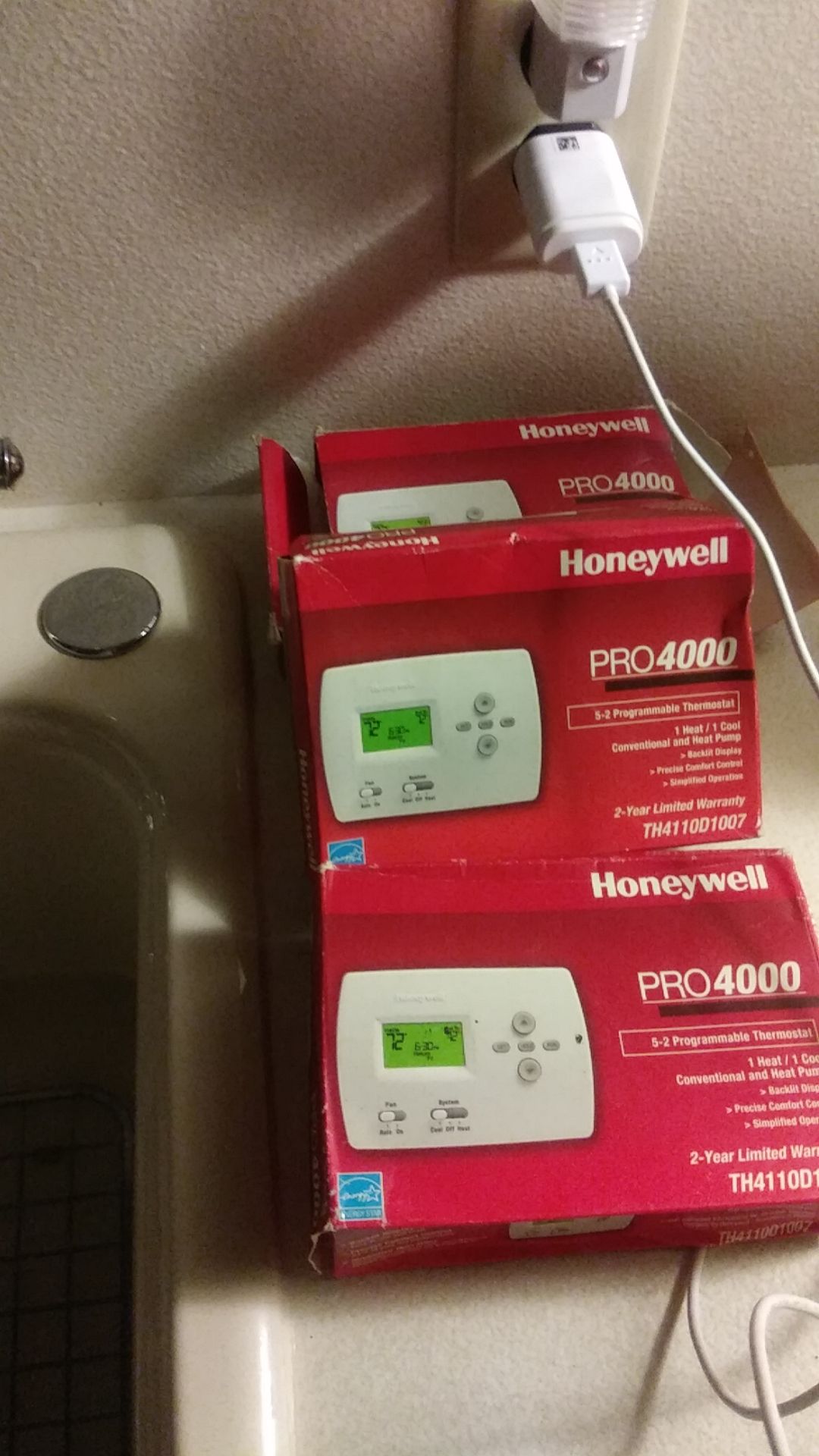 3 Honeywell thermostats 4000