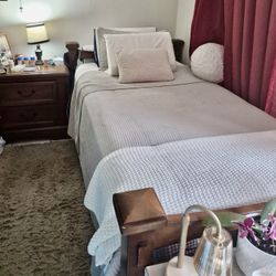 Cama Twin Con Mesa De Noche Sin Colchón 