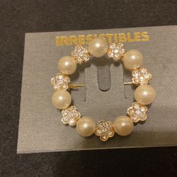 Goldtone Brooch With Pearls And Rhinestones 