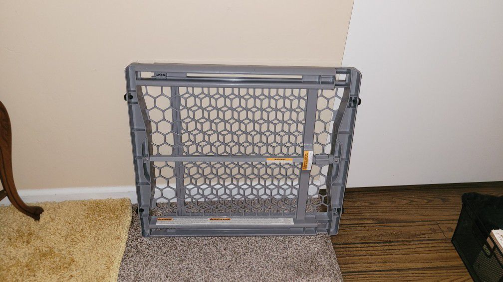 Expandable Pet Gate Fits 28-42" Wide Excellent Condition PRICE Is Firm Cash Only 