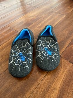 Boys slippers size 11/12