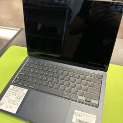 MacBook Air 13.6” (M2, 2022) – 8GB RAM / 256GB SSD – Midnight
