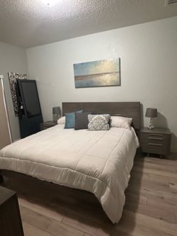 Cama king con 2 mesitas de noche y lámparas incluidas