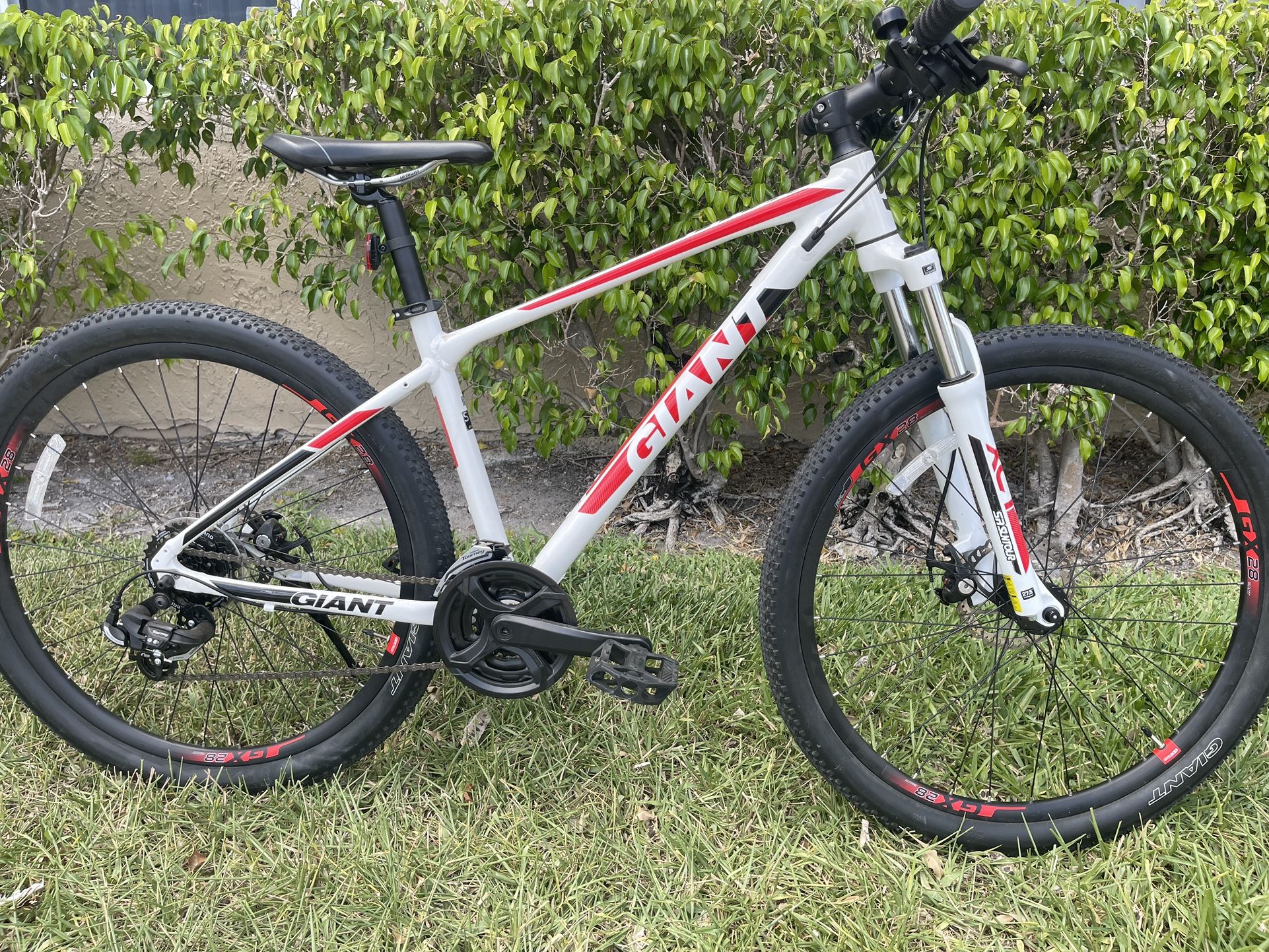 GIANT  ATX MOUNTAIN BIKE 