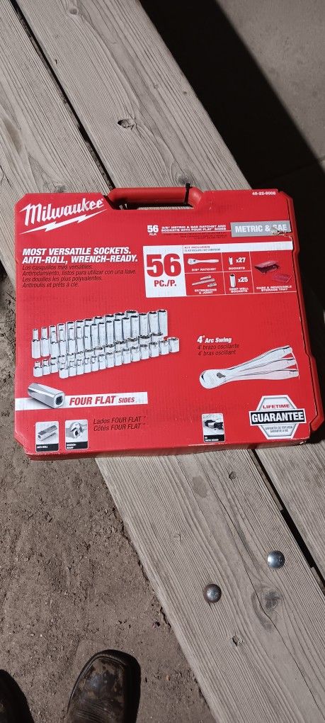 56 Piece 3/8 Wratchet Milwaukee Set