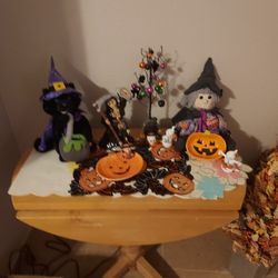 BEAUTIFUL  HALLOWEEN  DECORATIONS LIGHTS AND  PLAYS PLUS EXTRA 