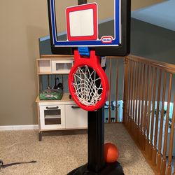 Little Tikes PLAY LIKE A PRO BASKETBALL SET for Sale in Lake Villa