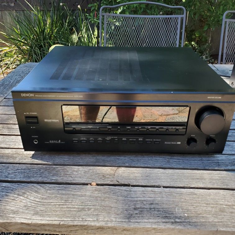 Denon AVR-2400 Surround Sound Reciever - Powers On
