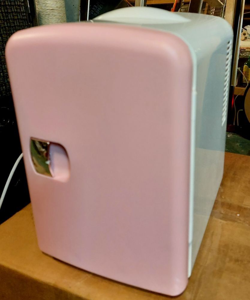 MINI FRIDGE 6-Can Mini Fridge Small Space Cooler K4106MTPK Pink/White 10" H