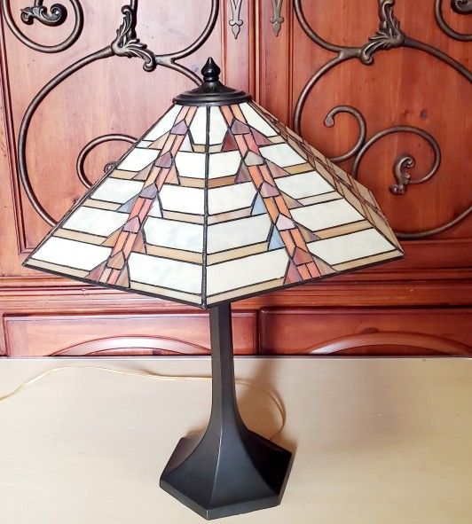 Vintage Tiffany Glass Shade Lamp In Great Condition Condition