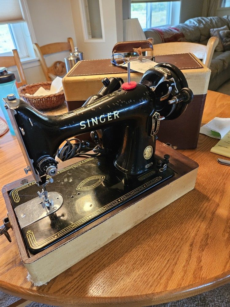 1)Singer Sewing Machine