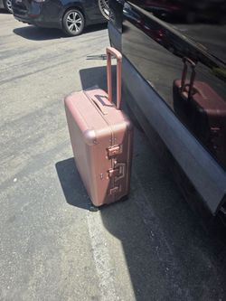 Calpak zipperless suitcase luggage combanation TSA locks 4 wheels spinner Rose Pink

Elegant looking

Hard Side

Smooth wheels 

Overall condition is 