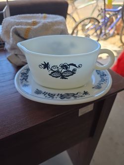 Pyrenees 'Old Town Blue (Blue Onion) gravy and saucer