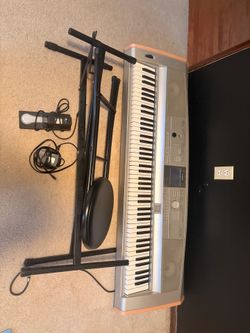 Yamaha 88-key digital keyboard, Power supply and stand